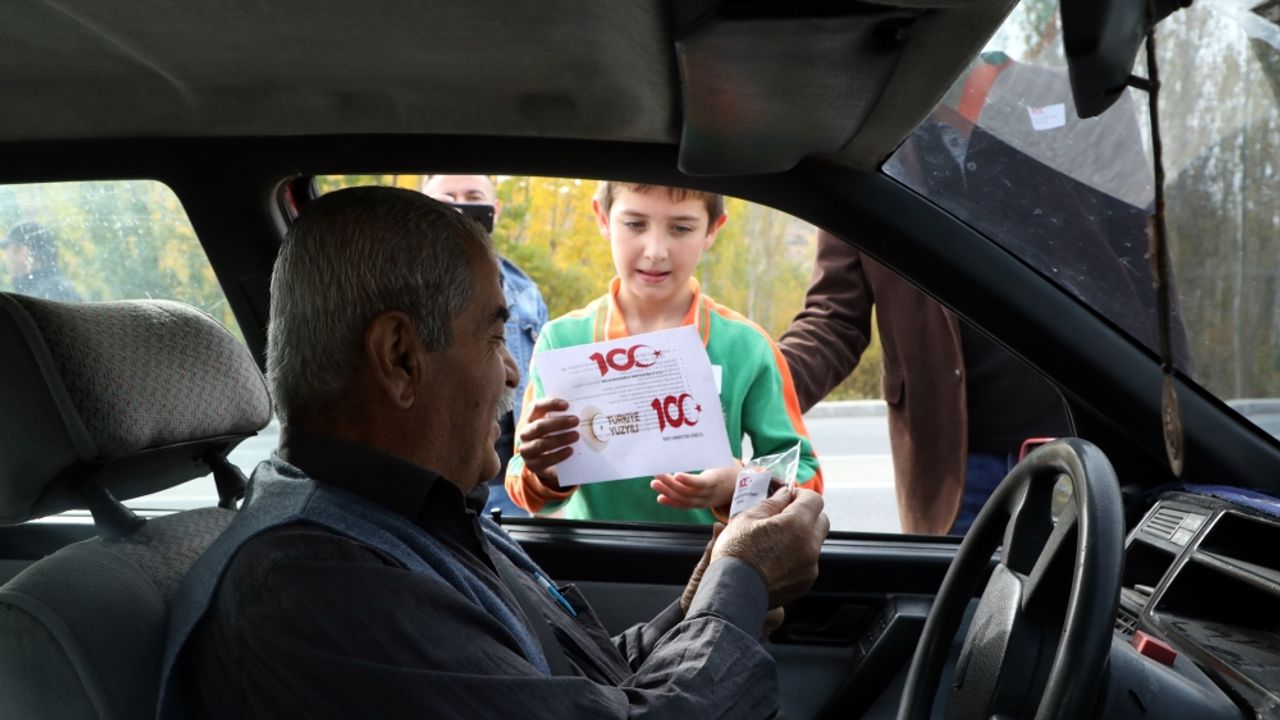 Malatya'da öğrenciler, Cumhuriyet'in 100. yılı dolayısıyla sürücülere kayısı ikram etti