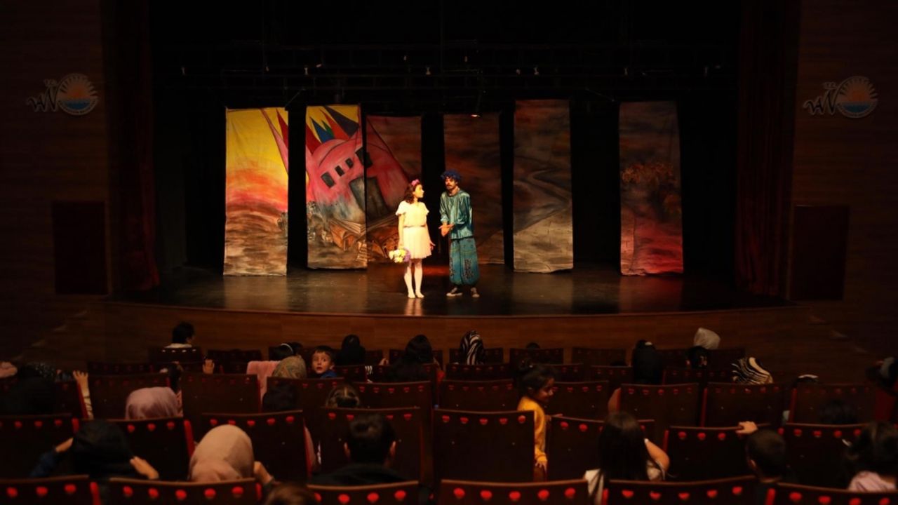 Van Büyükşehir Belediyesi çocukları tiyatro ile buluşturuyor