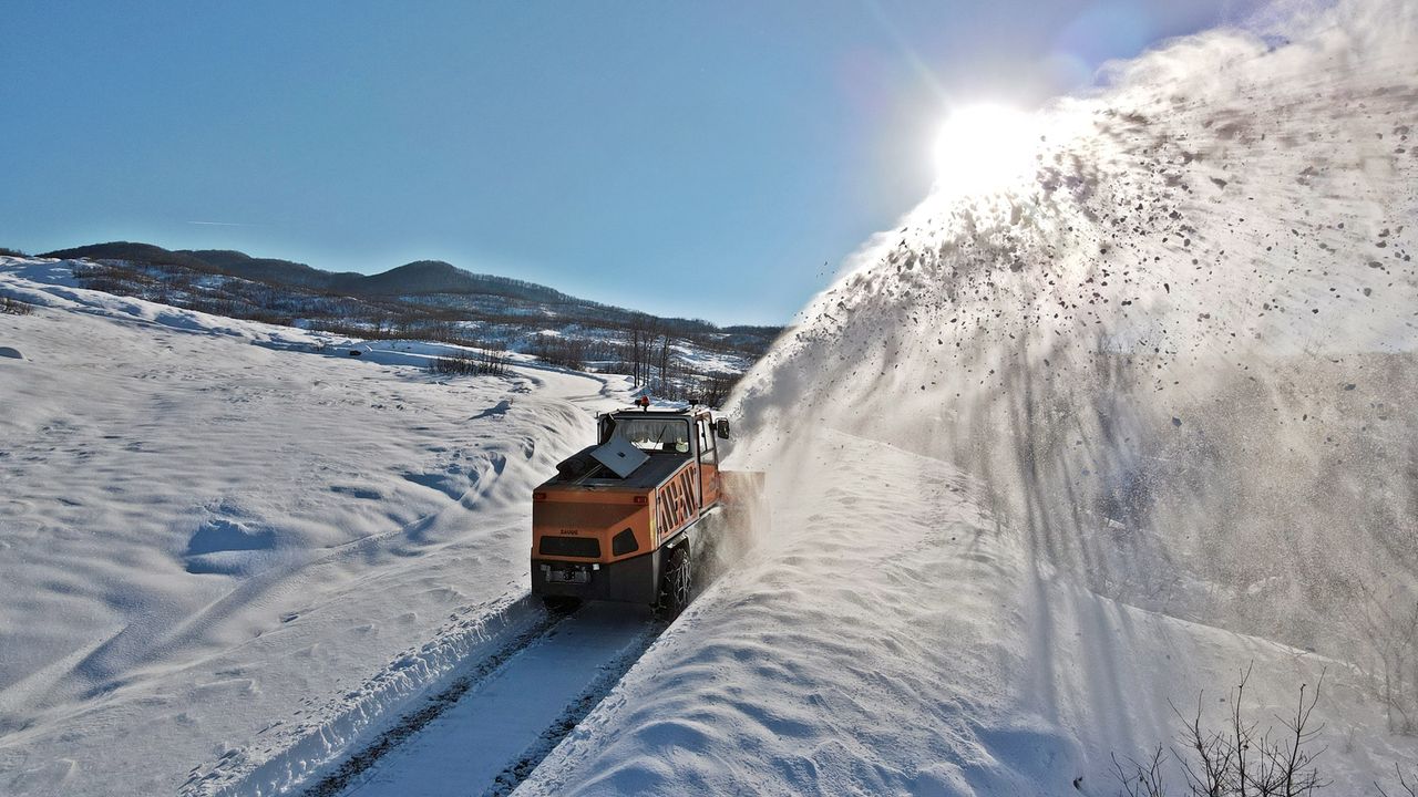 Kar kalınlığının yarım metreyi bulduğu Ovacık'ta karla mücadele: 3 günde 303 köy yolu ulaşıma açıldı