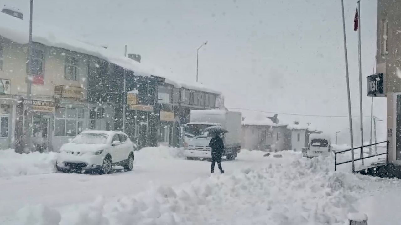 Kar kalınlığı 35 santimetreyi buldu: 96 köy yolu ulaşıma kapalı