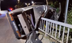 Kontrolden çıkan otomobil köprünün demir korkuluğuna saplandı