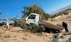 Elazığ’da şarampole devrilen kamyonetteki 5 kişi yaralandı