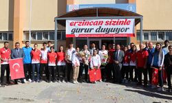 ERZİNCAN - Milli badmintoncu Aleyna Korkut'a baba ocağı Erzincan'da meşaleli karşılama