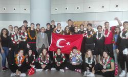 İSTANBUL - Dünya ikincisi Doğa Koleji Erkek Basketbol Takımı, Türkiye'ye döndü