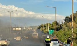 İZMİR - Gaziemir'de seyir halindeki otomobil yandı