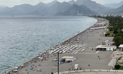 ANTALYA - Sıcak hava, kent sakinleri ile turistleri sahillere çekti (2)