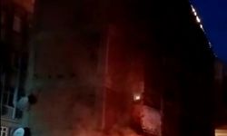 Elazığ'da bir apartmanın çatısında çıkan yangın hasara yol açtı