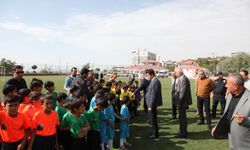 Futbol turnuvasında birinci olan minik öğrenciler okullarına spor tesisi kazandırdı