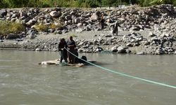 Hakkari'de Zap Suyu'nu salla geçen köylüler için asma köprü yapılıyor
