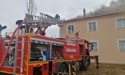 ERZİNCAN - Binanın çatısında çıkan yangın söndürüldü