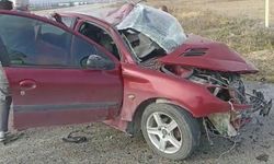 Eskişehir'de hafif ticari araçla çarpışan otomobildeki polis memuru ve oğlu öldü