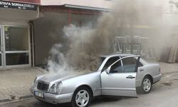 MERSİN - Otomobilde çıkan yangını esnaf söndürdü