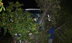MANİSA - Yolcu otobüsü ile kamyonetin çarpışması sonucu 7 kişi yaralandı