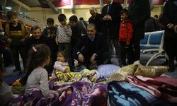 ADANA - AK Parti Sözcüsü Çelik, spor salonlarında kalan depremzedelerle görüştü