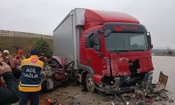 BURSA - Kamyona çarpan otomobildeki 5 kişi öldü