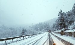 BURSA - Kar yağışı Orhaneli-Bursa kara yolunda ulaşımda aksamalara neden oluyor