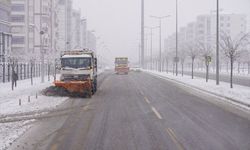 DİYARBAKIR - Belediye ekipleri karla mücadele çalışmalarını sürdürüyor
