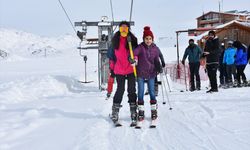 HAKKARİ - Tam kapasite hizmet veren kayak merkezinde hafta sonu yoğunluğu