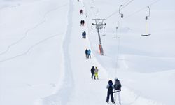 Hakkari'de tam kapasite hizmet veren kayak merkezinde hafta sonu yoğunluğu