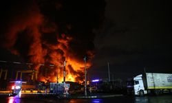 HATAY - İskenderun Limanı'nda depremde devrilen konteynerlerde çıkan yangın devam ediyor