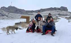 Kars'ta çocukların aileleriyle kızak keyfi