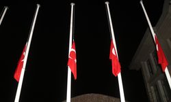 KOCAELİ - Milli yas ilan edilmesinin ardından Türk bayrağı yarıya çekildi