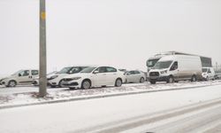KONYA - Konya'yı çevre illere bağlayan kara yolları kar yağışı nedeniyle trafiğe kapatıldı