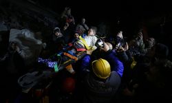 Malatya'da 42 saat sonra enkazdan 3 kişi yaralı kurtarıldı