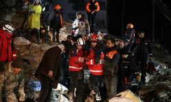 OSMANİYE - Depremde yıkılan bir binanın enkazından 26 saat sonra bir kişi kurtarıldı