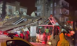 ADIYAMAN - Ağır hasarlı 5 katlı bina kendiliğinden çöktü (2)