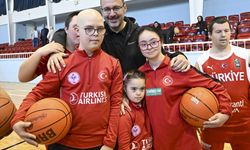 ANKARA - Bakan Kasapoğlu, down sendromlu milli sporcularla basketbol oynadı