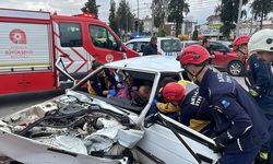 ANTALYA - İki otomobilin çarpıştığı kazada 3 kişi yaralandı