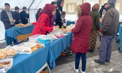 Ardahan'da lise öğrencileri deprem bölgesindeki kardeş okulları için kermes düzenledi