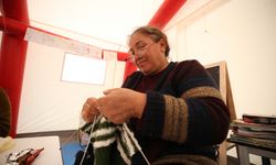 Depremzede kadınlar Türk Kızılayın açtığı atölyede örgü örerek stres atıyor