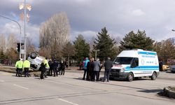 Erzurum'da hafif ticari araç ile sağlık hizmetleri aracı çarpıştı, 4 kişi yaralandı