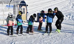 Hakkarili çocuklar, "Altyapı Gelişim Projesi" ile kayak öğreniyor