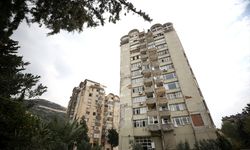 HATAY - 13 katlı binanın yıkıldığı sitedeki güçlendirilmiş iki blokta 60 aile hayatta kaldı