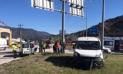 KARABÜK - İki hafif ticari aracın çarpıştığı kazada 3 kişi yaralandı