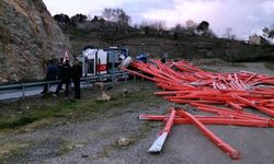 Keban'da yan yatan kamyonun sürücüsü yaralandı