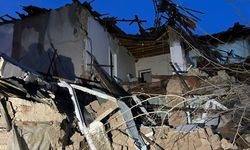 MALATYA - Ağır hasarlı binanın bir bölümü kendiliğinden çöktü