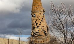 Malatya'da depremlerde ağır hasar gören minare kontrollü şekilde yıkıldı