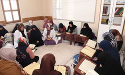 Muş'taki Bilgi Evlerinde kadınlara yönelik mukabele programı düzenleniyor