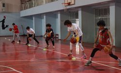 OSMANİYE - Afeti yaşayan antrenörler, depremzede çocukları basketbolla motive ediyor