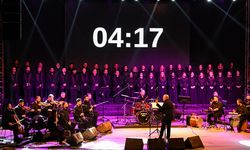 İZMİR - Depremlerde 7 üyesini kaybeden Antakya Medeniyetler Korosu konser verdi