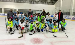 Erzurum'da Gençlik Haftası'nda düzenlenen buz hokeyi maçları tamamlandı