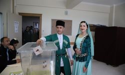 Kars'ta bir çift Kafkas kıyafetiyle oy kullandı