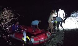 Bingöl'de baraj kapaklarının açılmasıyla nehirde mahsur kalan 2 kişi kurtarıldı