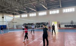 Kaymakam Karataş, öğrencilerle voleybol oynadı