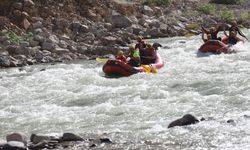 Kaymakam Kumcu, sporcularla Zap Suyu'nda rafting yaptı