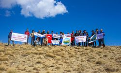 Kösedağı'na tırmanan dağcılar "Karabağ Azerbaycan'ındır" pankartı açtı